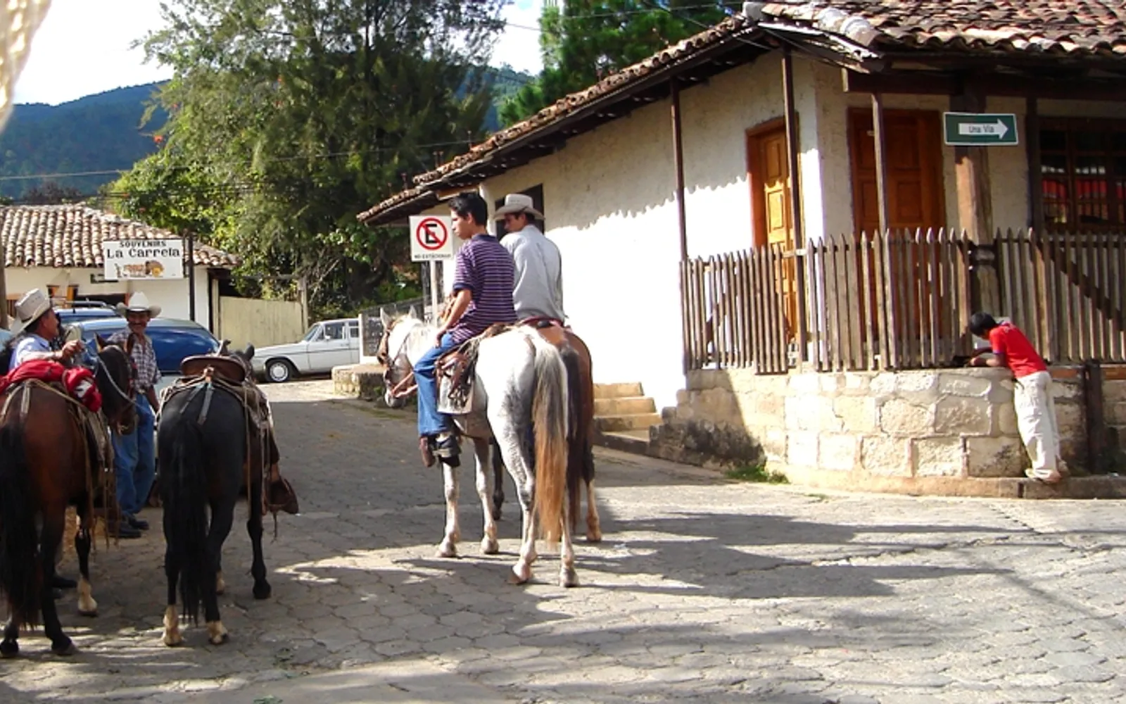 ถนนหินสไตล์โคโลเนียลในเมืองบาเญเดอันเฆเลส ใกล้เตกูซิกัลปา