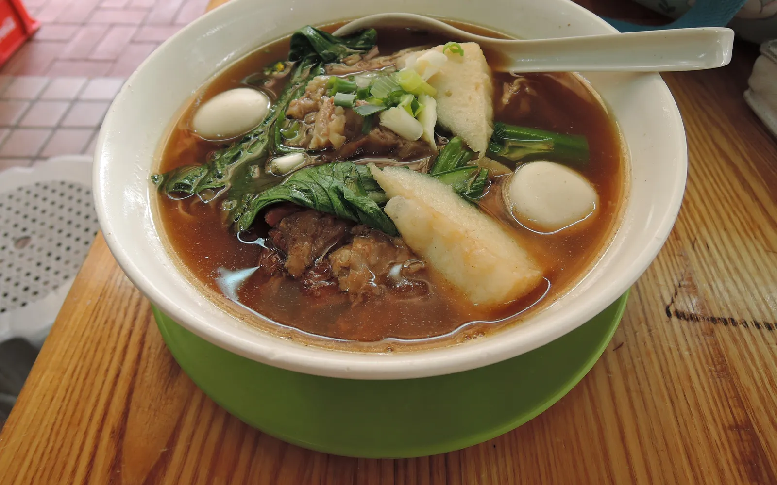 ชามก๋วยเตี๋ยวเกวียนฮ่องกงพร้อมเครื่องหลากชนิด ลูกชิ้น เต้าหู้ทอด และผักสด
