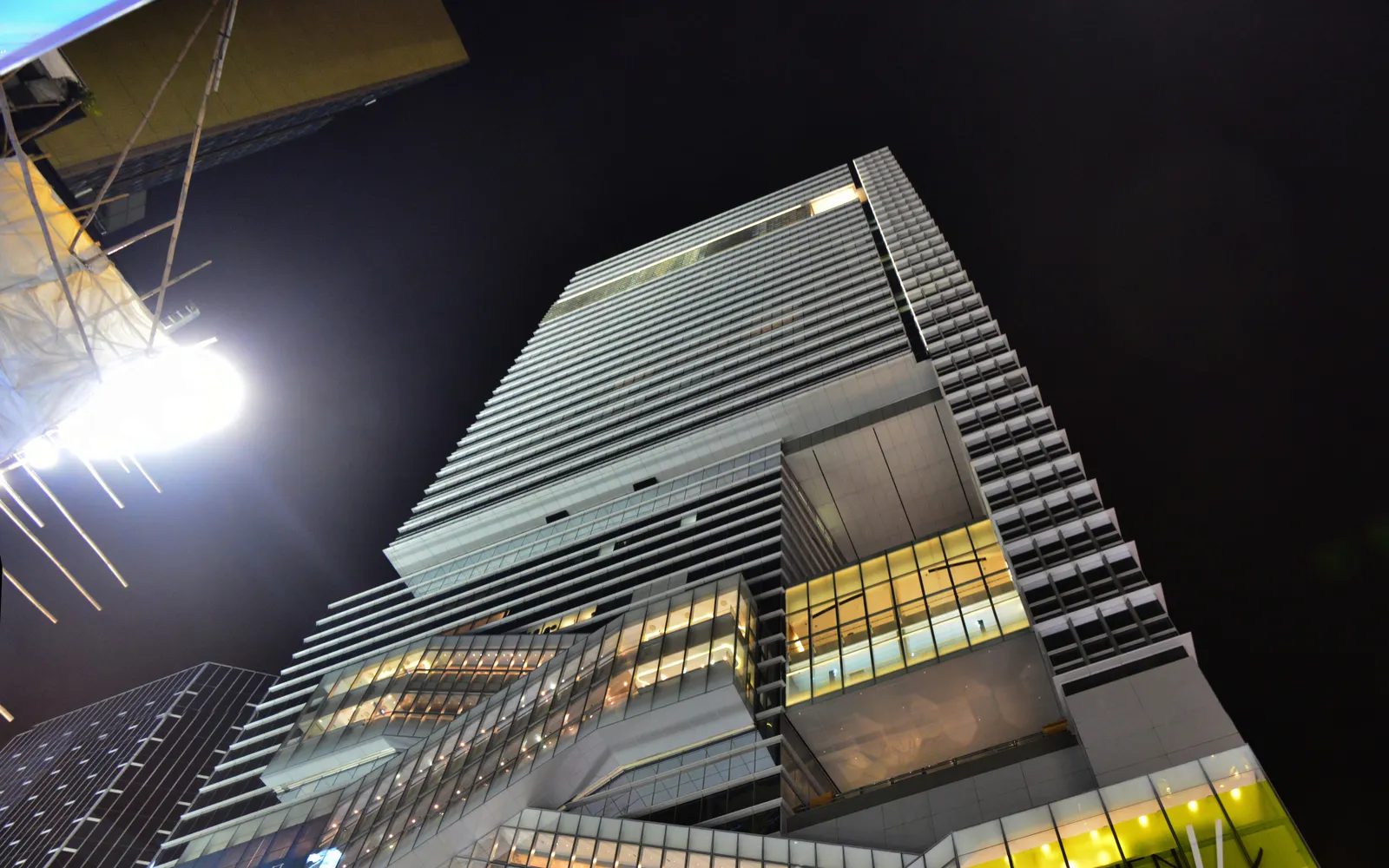 อาคาร Hysan Place สูง 40 ชั้นตกแต่งด้วยแก้วใสกลางย่านคอสเวย์เบย์