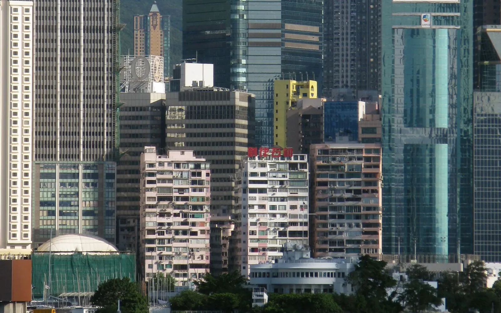 ทางเดินห้างลีการ์เดนส์ One คอสเวย์เบย์ ตกแต่งหรูหราด้วยแบรนด์ระดับโลก