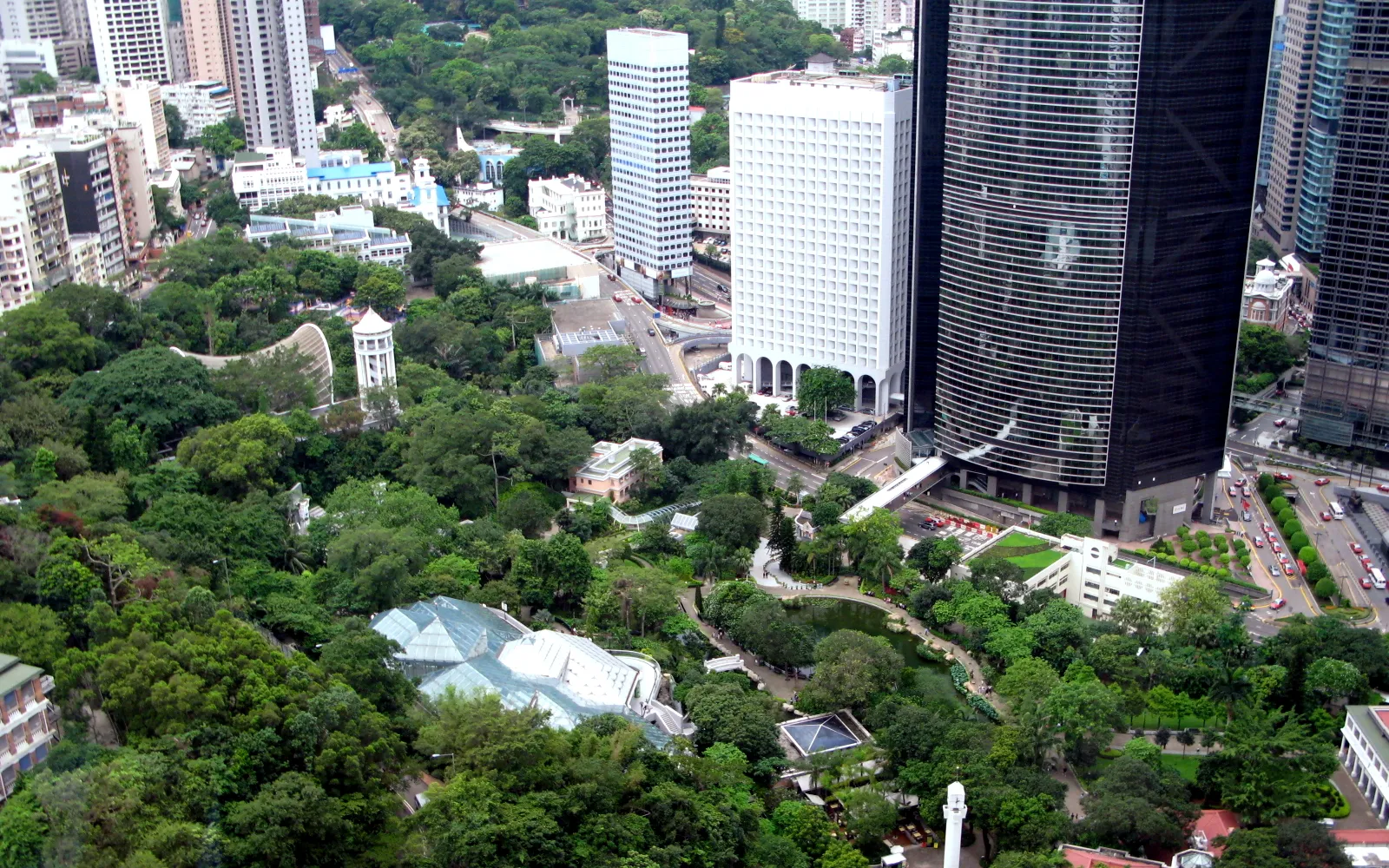 สวนสาธารณะฮ่องกงพาร์คกลางเมือง มีน้ำพุและอาคารอนุรักษ์สมัยอาณานิคม