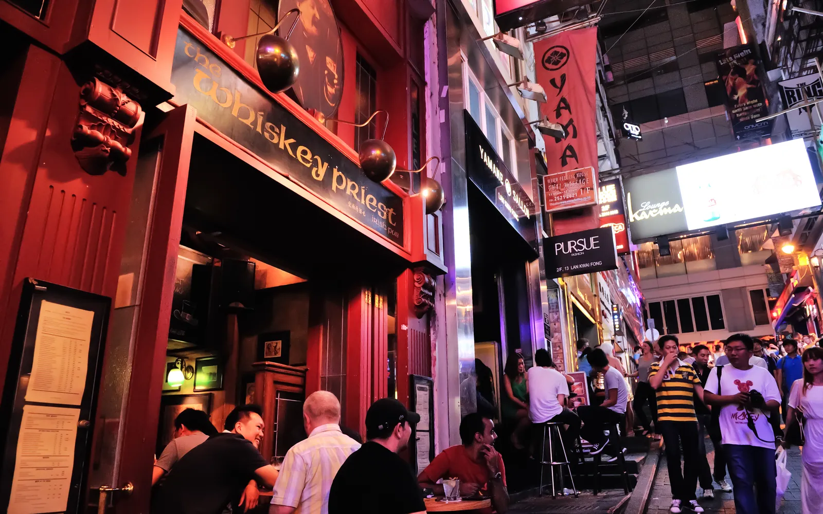 ถนน Lan Kwai Fong ย่านบาร์และไนต์ไลฟ์ยอดนิยมในเซ็นทรัลฮ่องกง