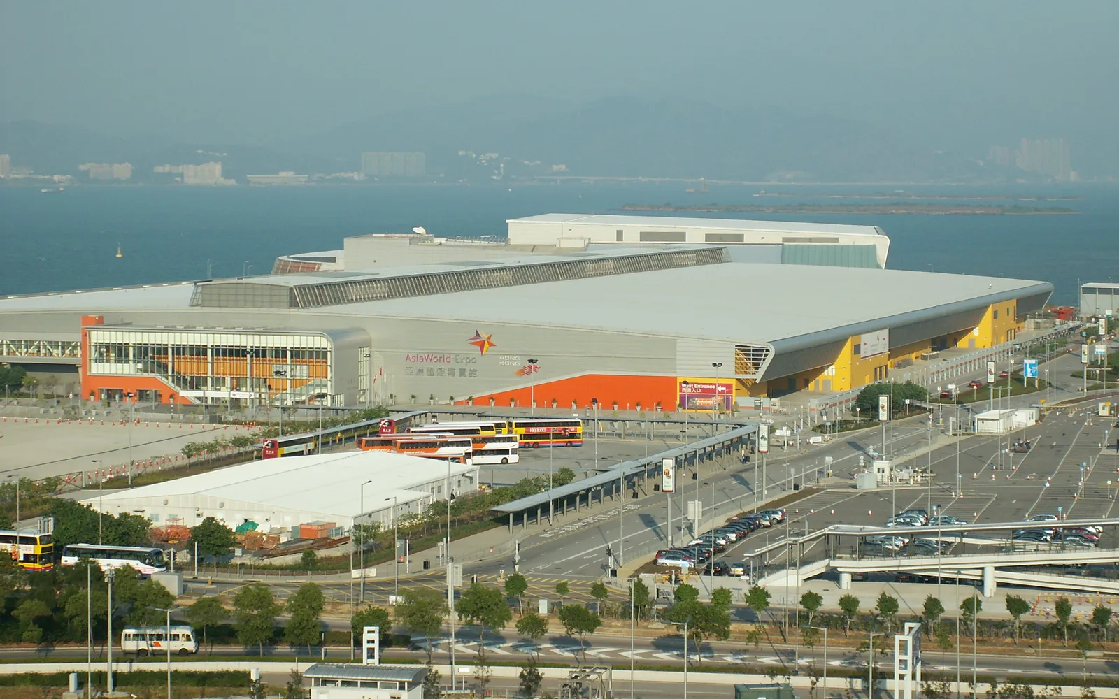 อาคาร AsiaWorld-Expo ศูนย์นิทรรศการขนาดใหญ่ติดกับสนามบินฮ่องกงบนเกาะลันเตา