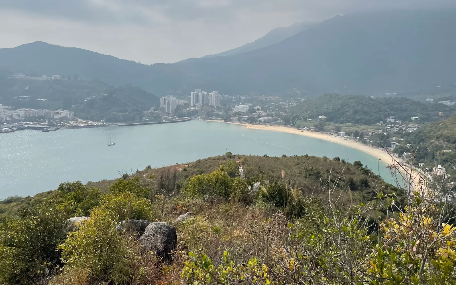 ปูและกุ้งสดนึ่งในร้านอาหารท้องถิ่นของตลาด Mui Wo เกาะลันเตา