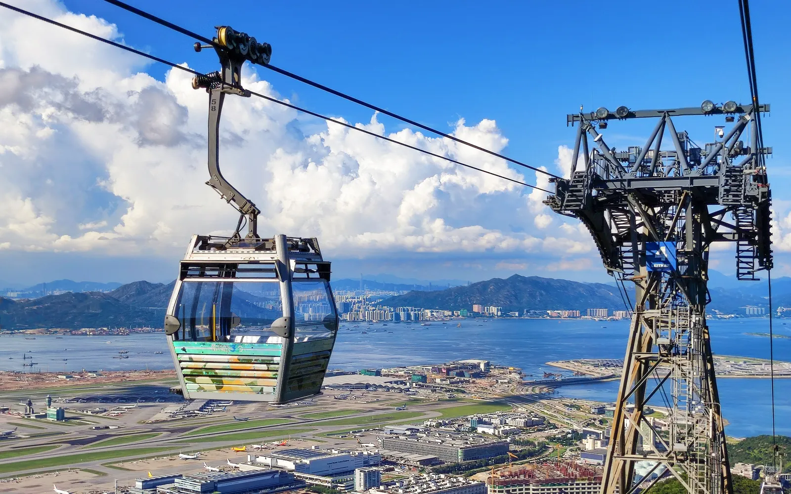 กระเช้า Ngong Ping 360 ลอยข้ามทะเลและภูเขาเขียวของเกาะลันเตา