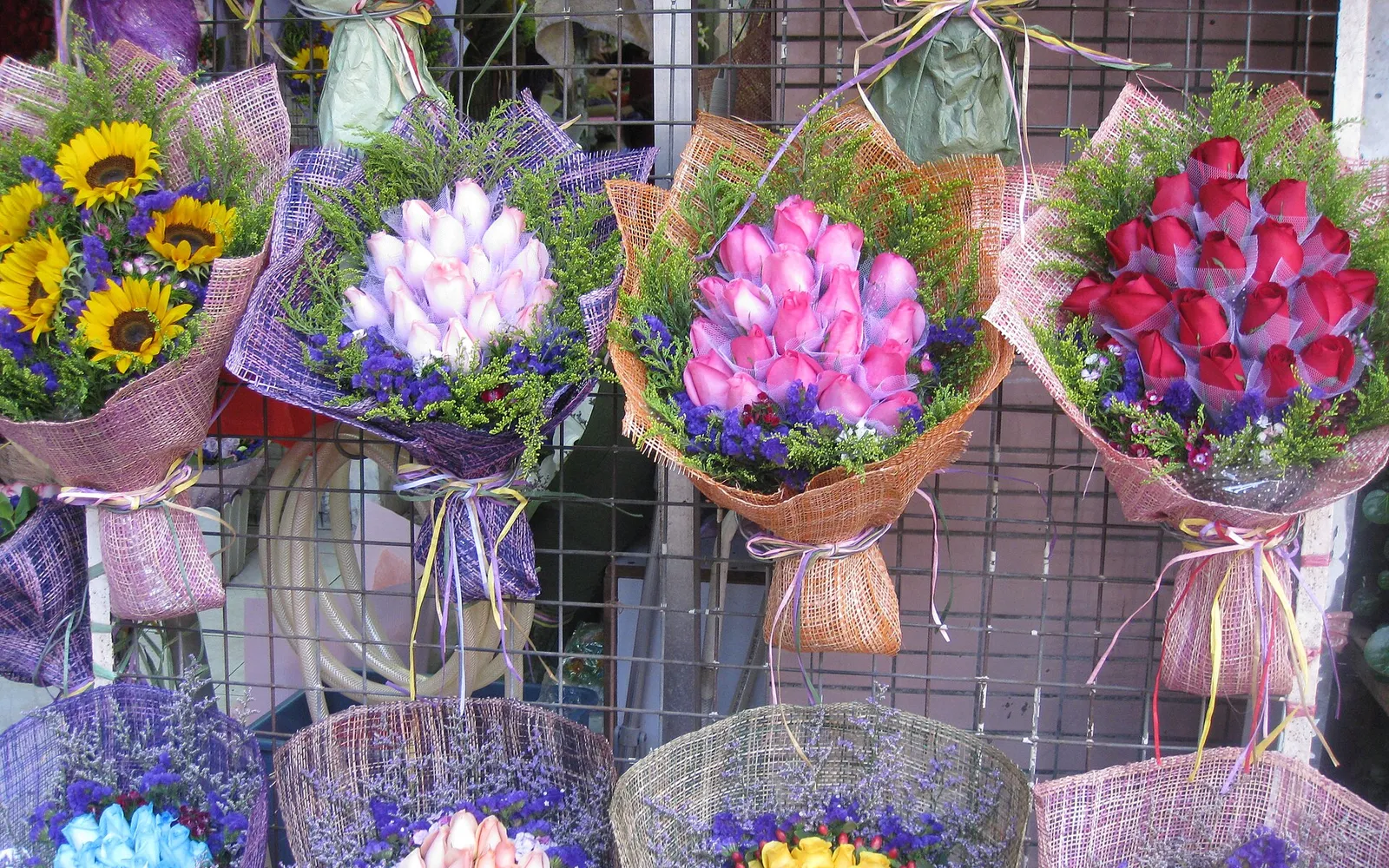 ร้านดอกไม้เรียงรายตลอดถนน Flower Market Road สีสันสดใส
