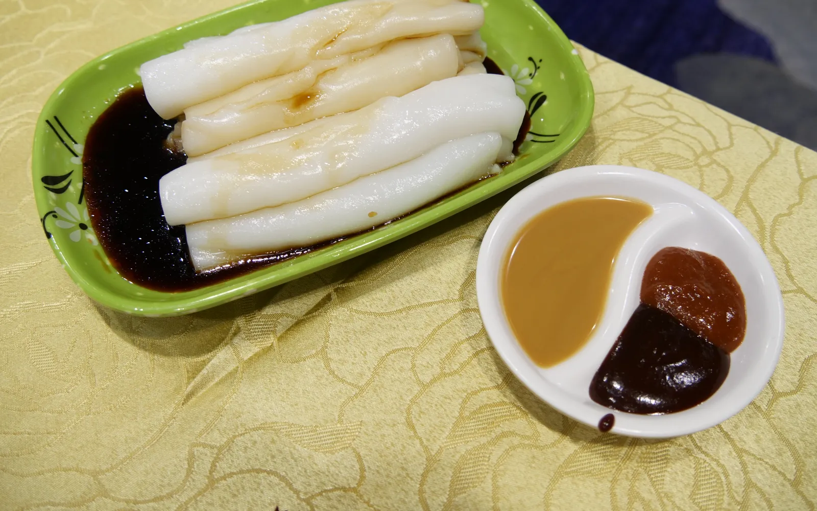 เฉิ่งเฝินแป้งข้าวม้วนเนียนลื่นราดซอสหวานเค็มและงาขาว