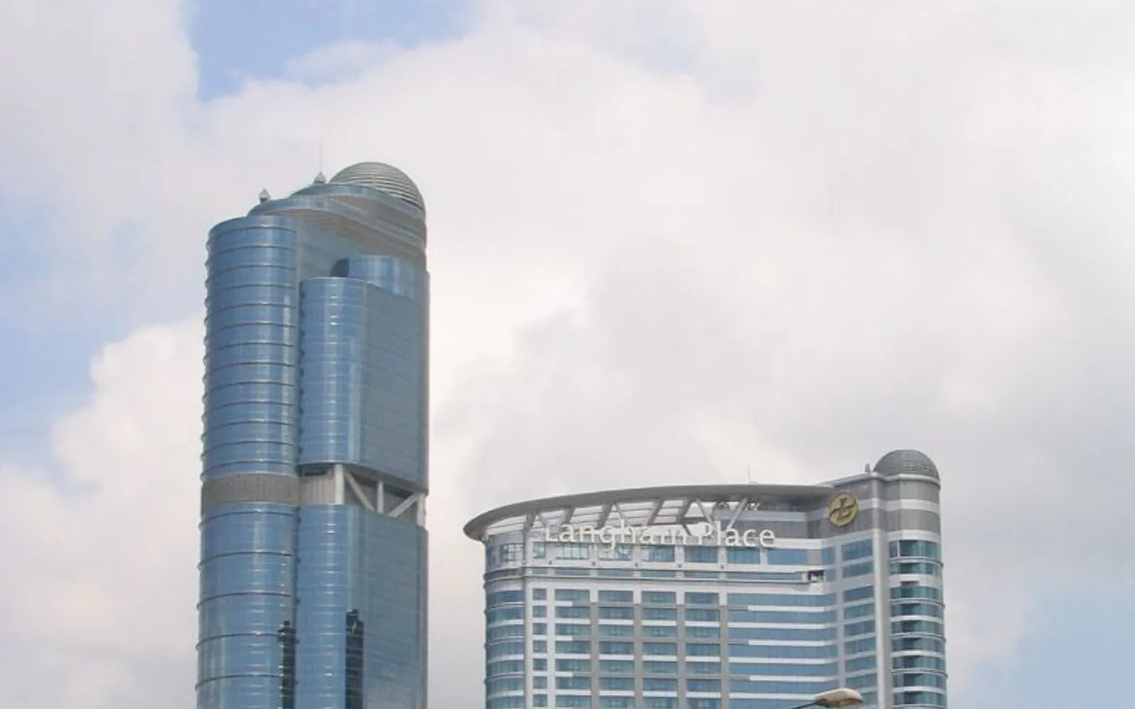 ภายในห้าง Langham Place มงก๊กโชว์บันไดเลื่อนขนาดยักษ์ Xpresscalators ลอดผ่านอะโทเรียมกระจก