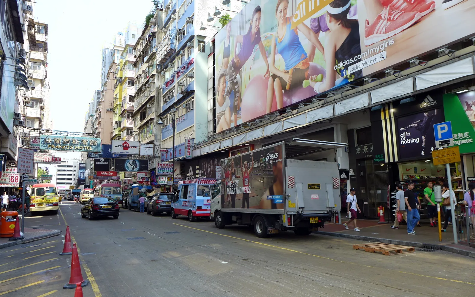 ร้านรองเท้ากีฬานับสิบเรียงรายบนถนน Fa Yuen Street มงก๊ก