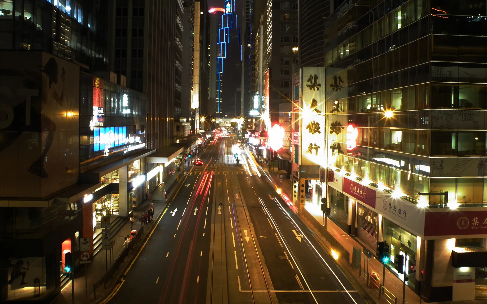 ร้านขายอาหารทะเลแห้งเรียงรายตลอดถนน Des Voeux Road West ในเซิงหว่าน มีหอยเชลล์แห้ง เห็ดหอม และของแห้งนานาชนิด