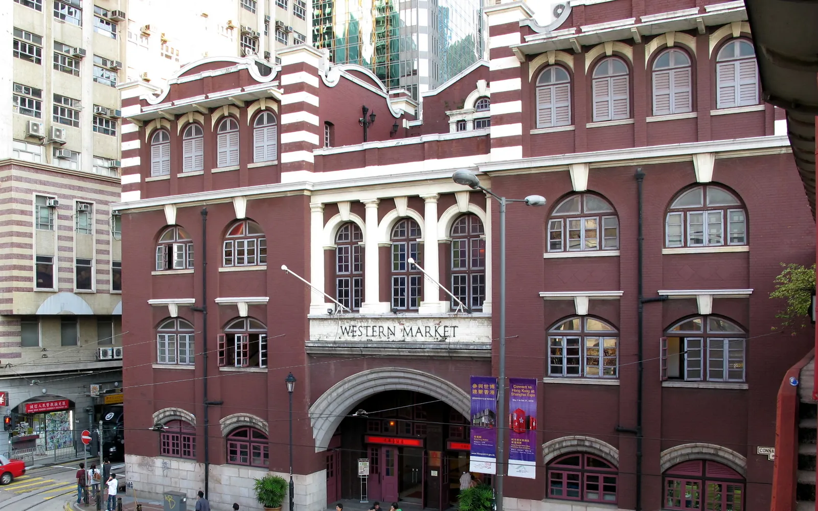 อาคารอิฐแดงสี่ชั้นสไตล์ Queen Anne Revival ของ Western Market ในเซิงหว่าน ฮ่องกง