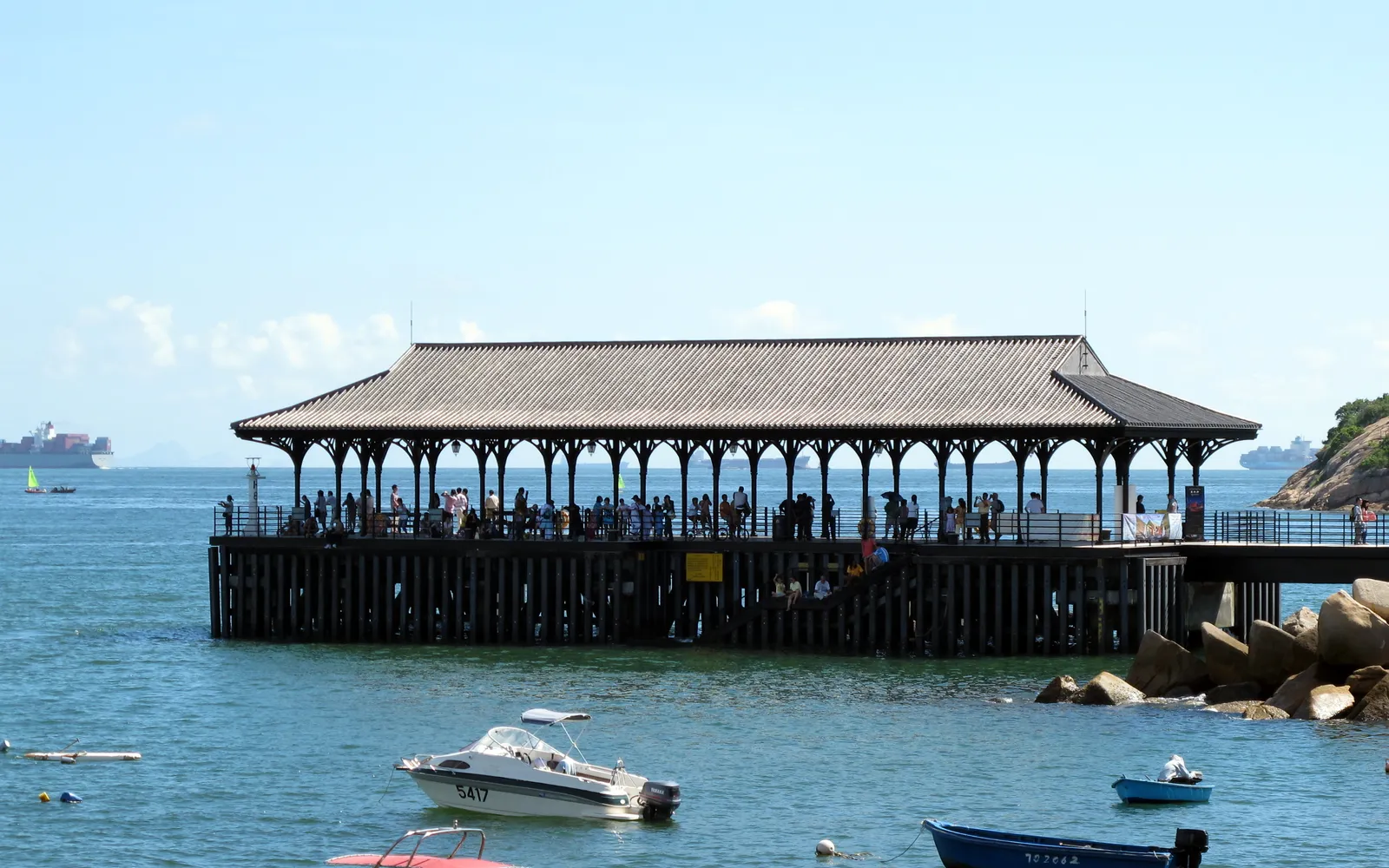 ท่าเรือ Blake Pier สไตล์เอดเวิร์เดียนสีขาวพร้อมหลังคาโดมริมอ่าวสแตนลีย์