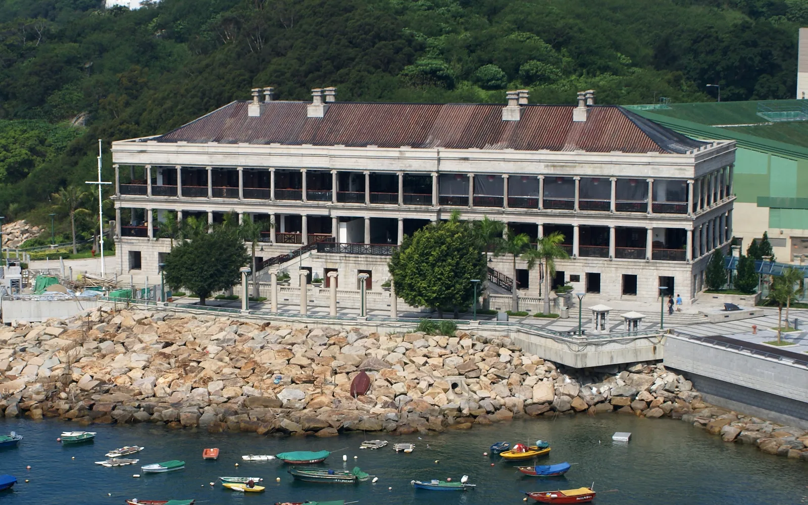 อาคาร Murray House สไตล์วิคตอเรียน 3 ชั้นพร้อมระเบียงโค้งริมอ่าวสแตนลีย์