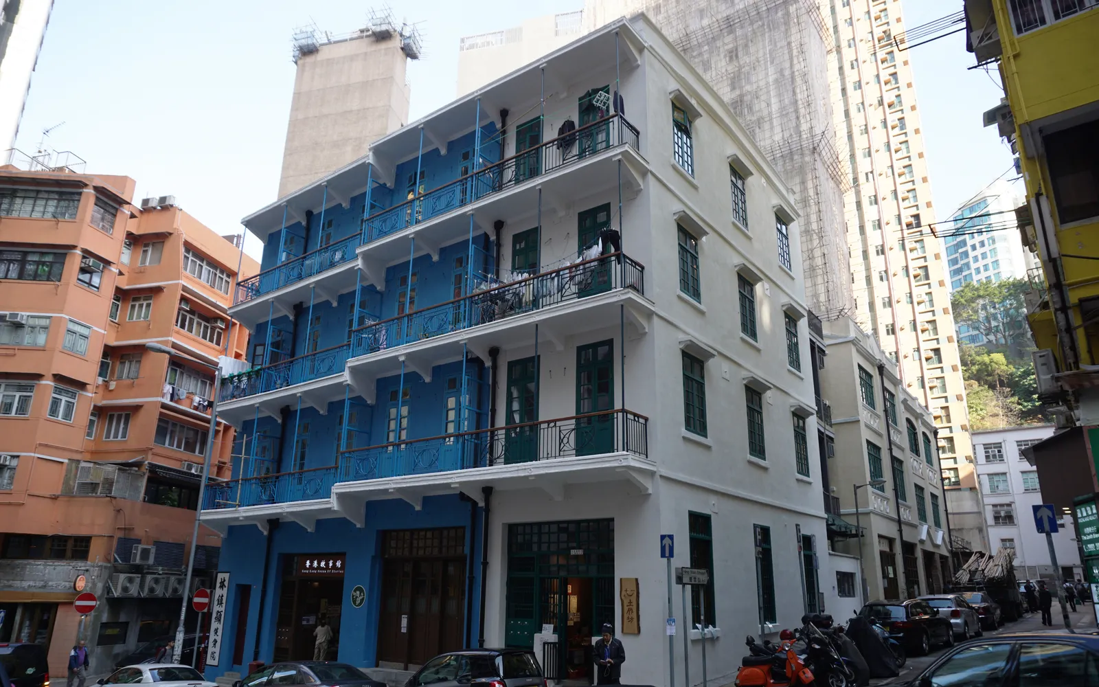 อาคารตึกแถวสีฟ้าสไตล์เก่าแบบ tong lau 4 ชั้นพร้อมระเบียงยื่นที่ Stone Nullah Lane