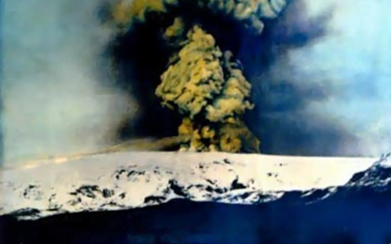 ลาวาหลอมเหลวสีส้มแดงไหลในการแสดง Icelandic Lava Show ที่วิก