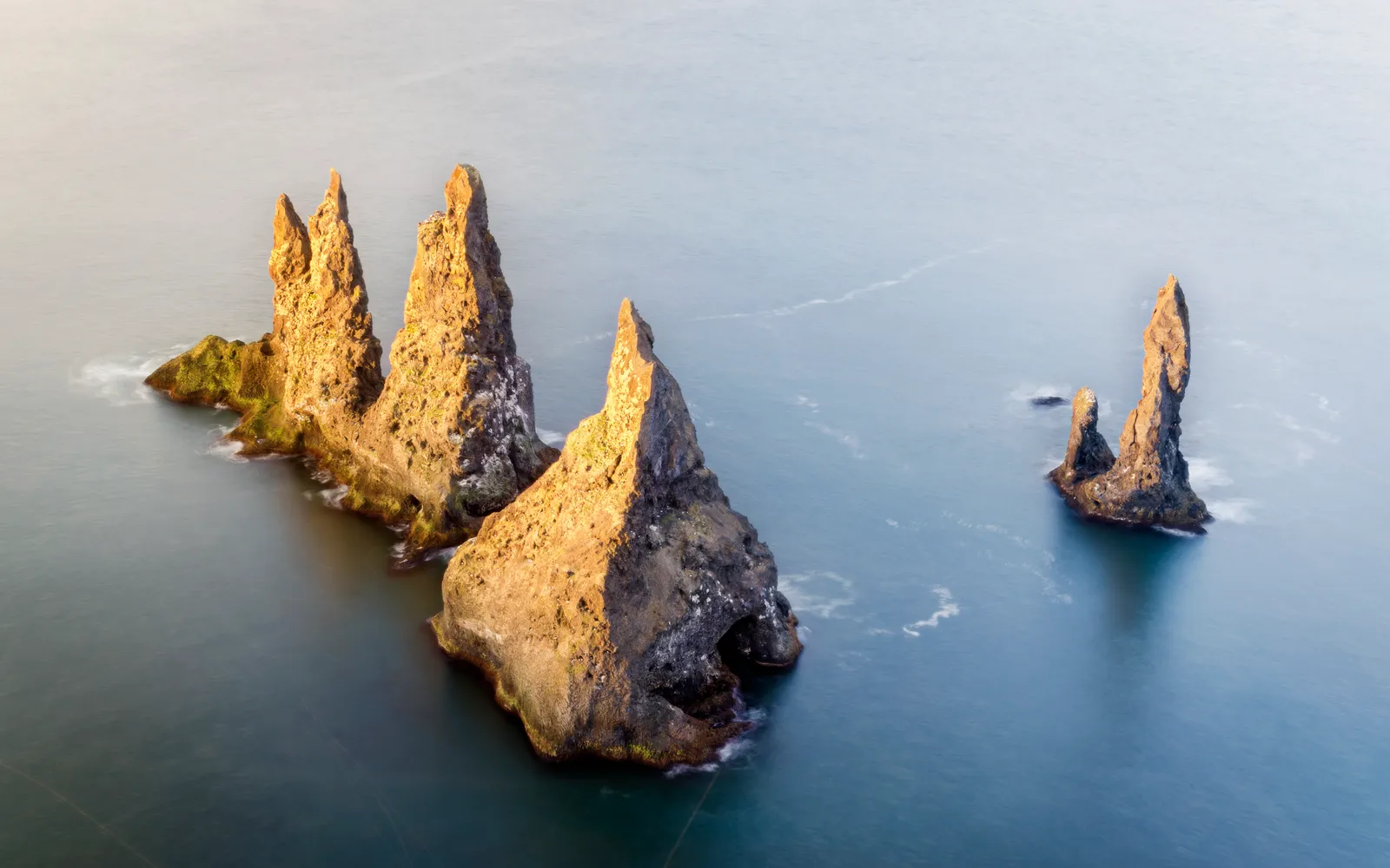 เสาหินบะซอลต์ Reynisdrangar ตั้งตระหง่านกลางทะเลหน้าวิก