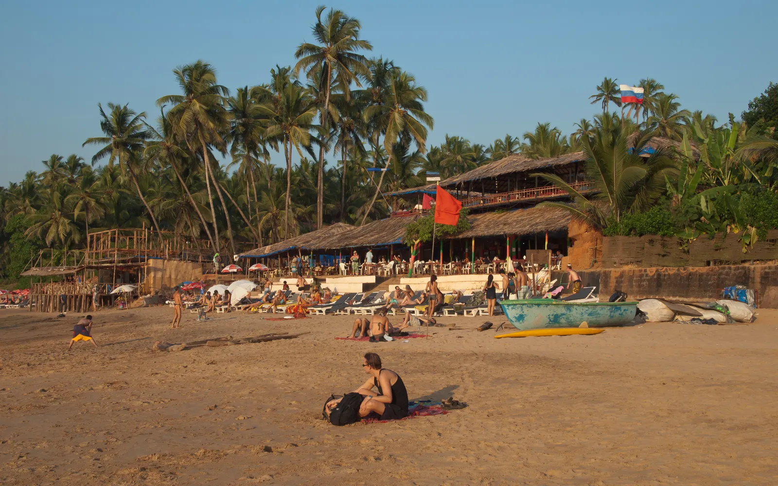 หาดอันจูนากับโขดหินและร้านชายหาด แหล่งฮิปปี้ดั้งเดิมของโกอา