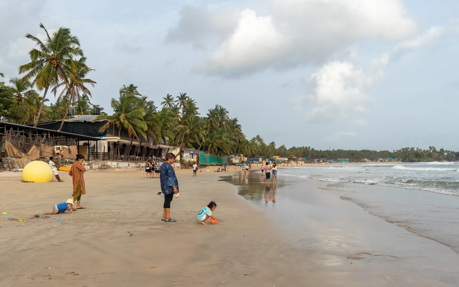 หาดปาโลเลมโค้งเสี้ยวพระจันทร์ น้ำใส ต้นมะพร้าวเรียงราย โกอาใต้