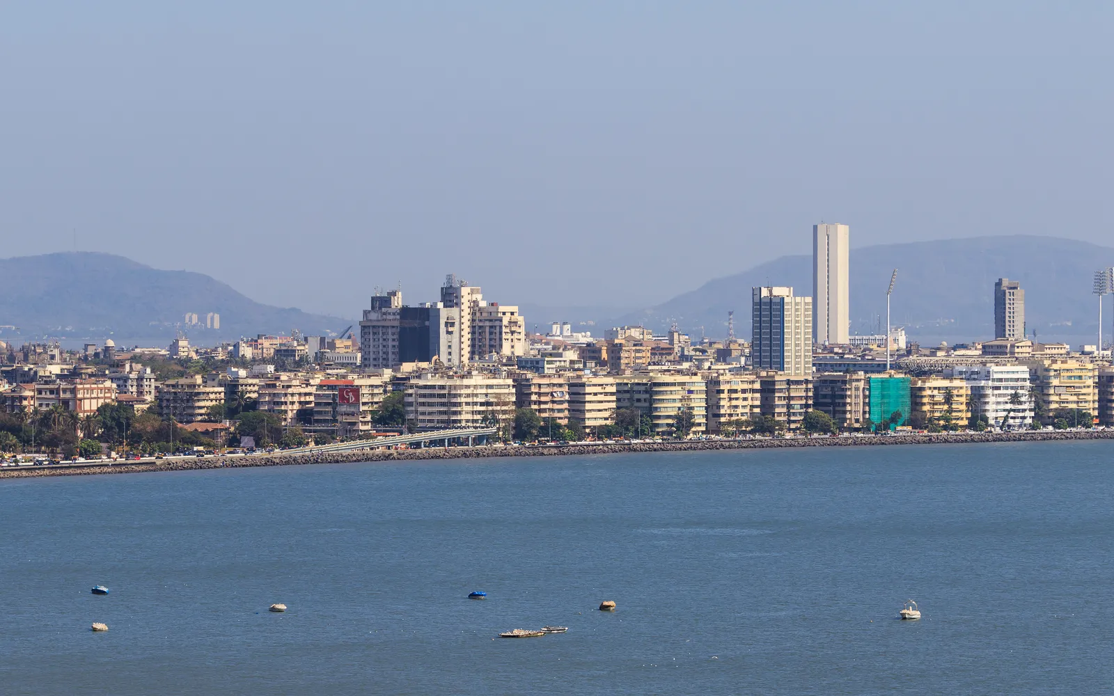 ถนนโค้งเลียบทะเล Marine Drive และเส้นขอบฟ้าเมืองมุมไบ