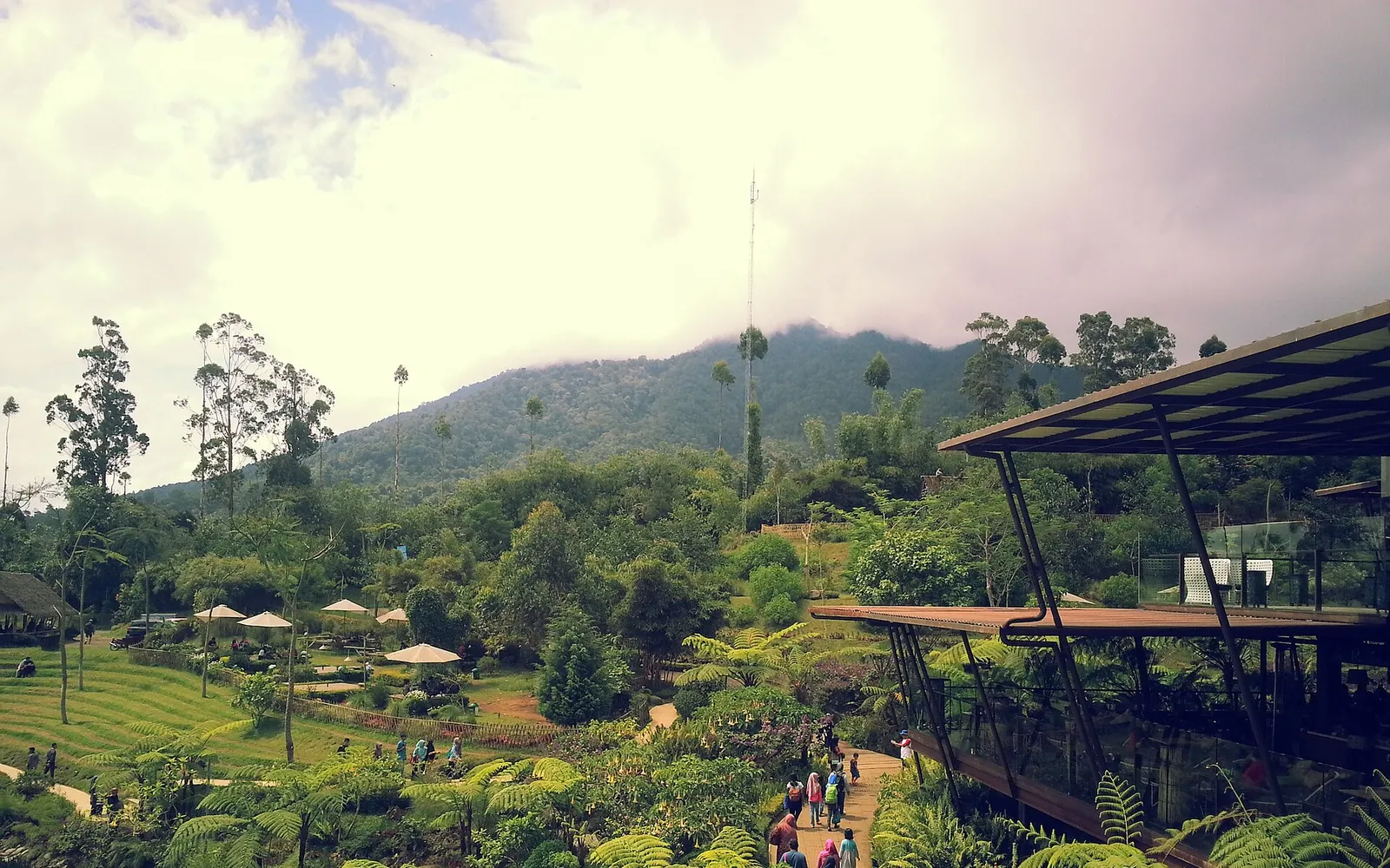 สวนธรรมชาติดูซุน บัมบู พร้อมร้านอาหารกระท่อมไม้ไผ่เหนือสระน้ำ