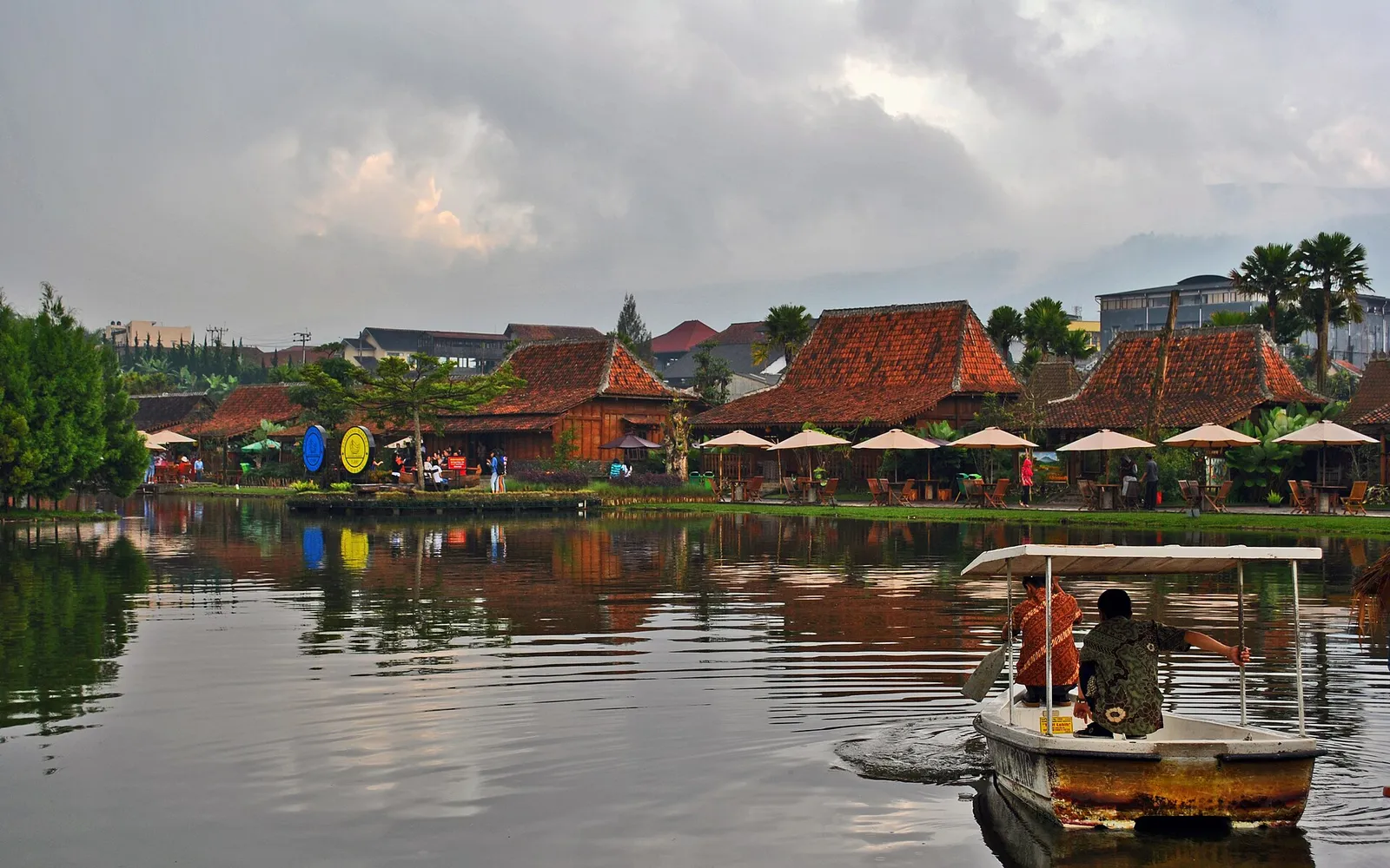 ตลาดน้ำเลมบังกับเรือขายอาหารบนทะเลสาบท่ามกลางต้นไม้