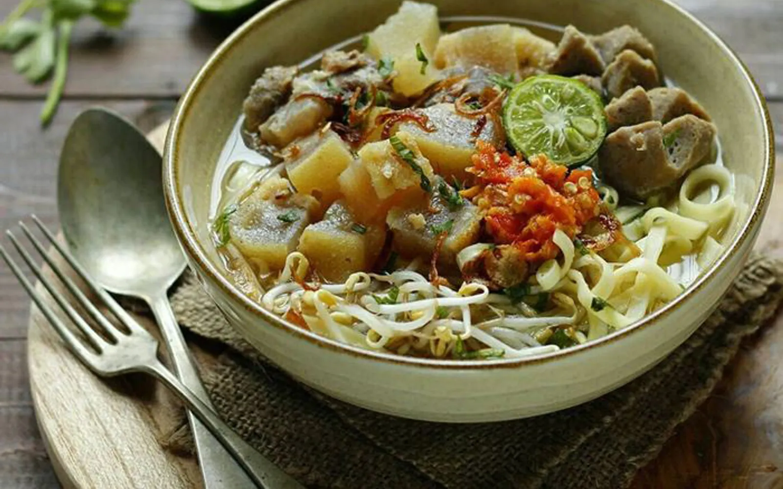 ก๋วยเตี๋ยวมีก็อกบันดุงในน้ำซุปใสพร้อมเส้นเหลือง เอ็น และถั่วงอก