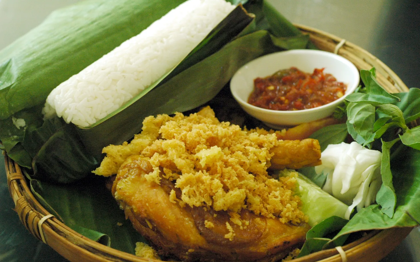 นาซี ทิมเบล ข้าวห่อใบตองเสิร์ฟพร้อมไก่ทอด เต้าหู้ และซัมบัล