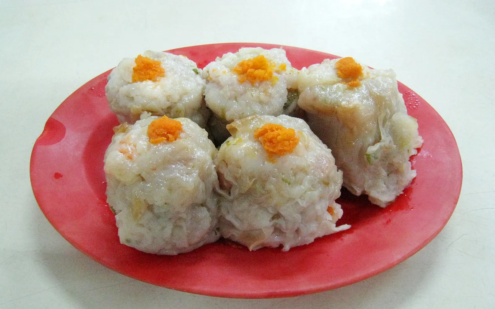 ซิอุมายนึ่งสีขาวพร้อมมันฝรั่ง ไข่ มะระ และซอสถั่วลิสง