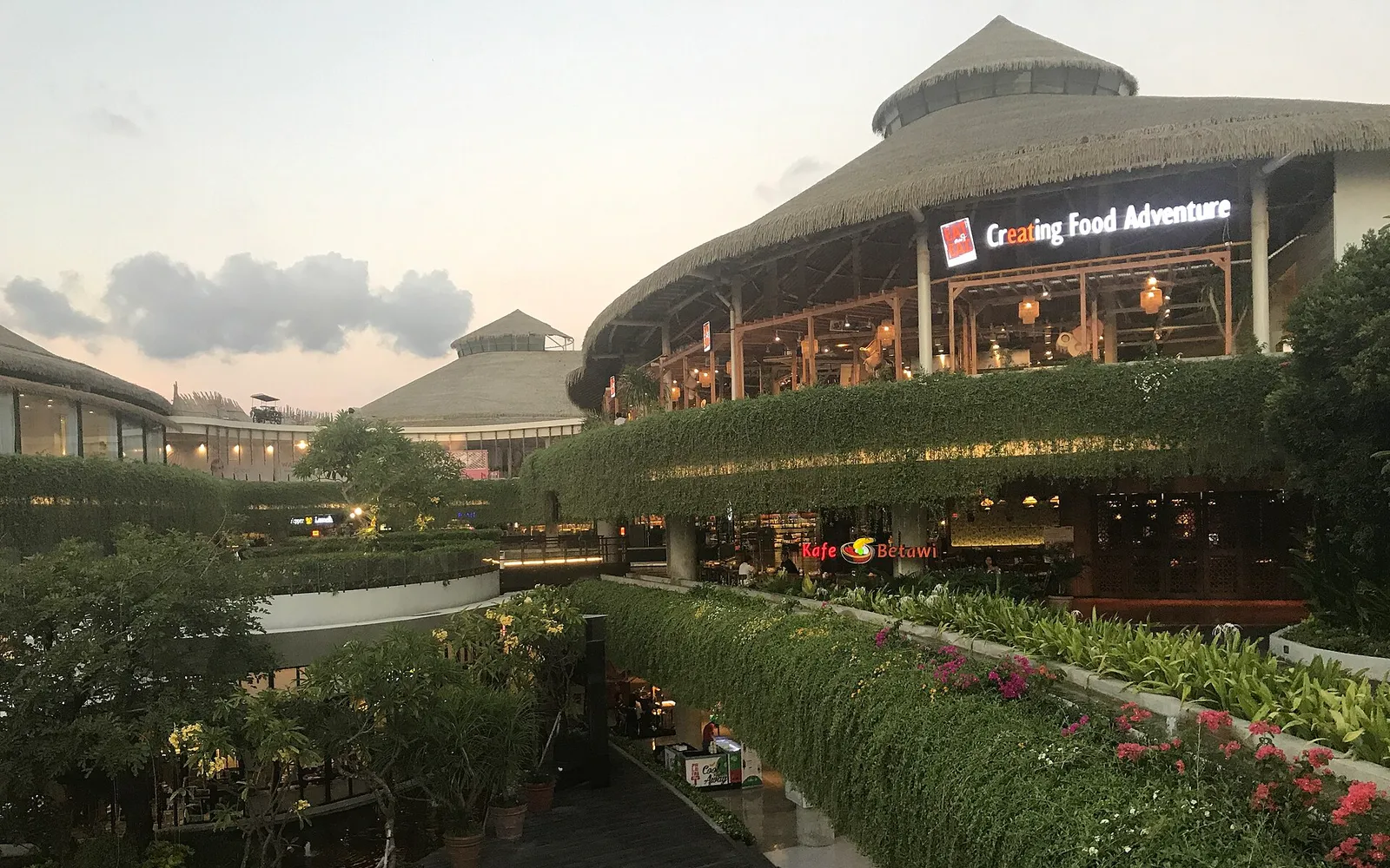 Beachwalk Shopping Center กูตา ศูนย์การค้าเปิดโล่งสไตล์ทรอปิคอล ต้นไม้เขียวชอุ่มคั่นระหว่างแบรนด์ดัง มองเห็นทะเลได้จากชั้นบน