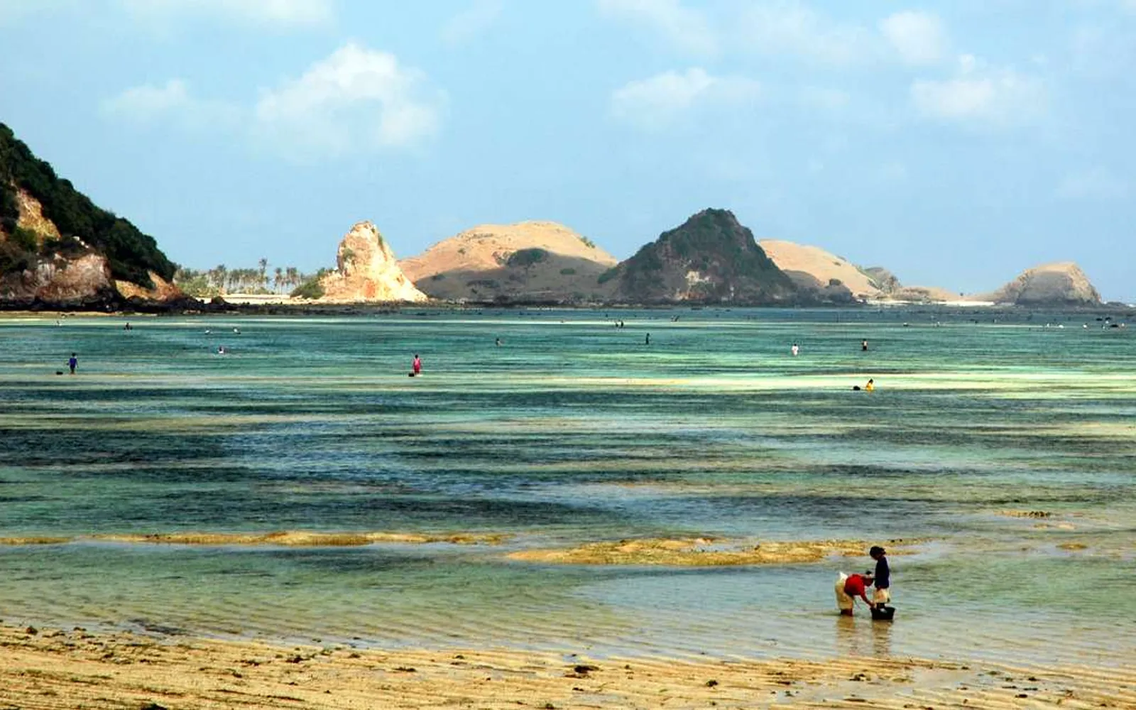 หาดมันดาลิกาทรายขาวและน้ำทะเลสีฟ้าเทอร์ควอยซ์ในกุตาลอมบอก