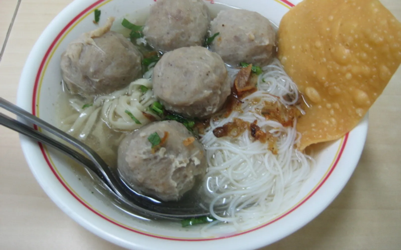 จานควย มี มาลังพร้อมเส้นบางเหนียว ไก่สับ เกี๊ยวทอด ผักกาดหอม และน้ำซุปไก่ใสในถ้วยแยก