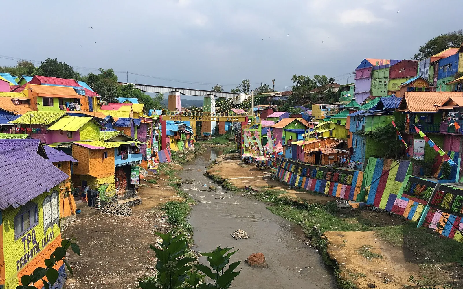 บ้านเรือนสีสันสดใสตั้งเรียงรายบนเนินริมแม่น้ำบรันตัสในหมู่บ้านจอดิปันมาลัง