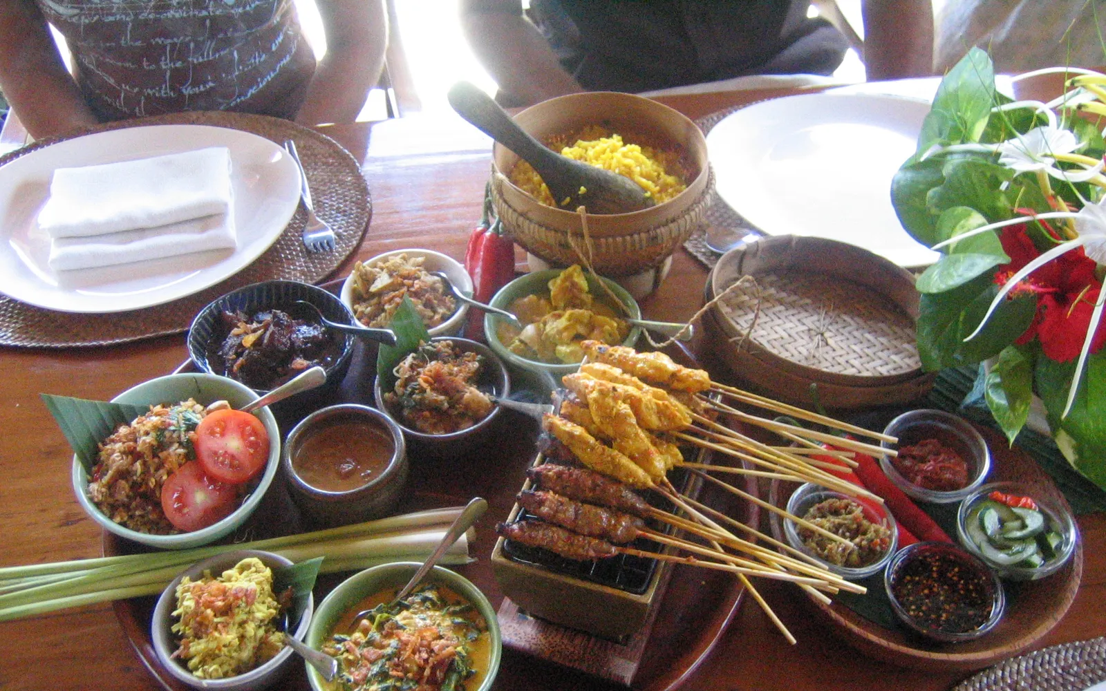Nusa Restaurant ร้านอาหารบาหลีริมทะเลนูซาดูอากับร่มสีสันสดใส