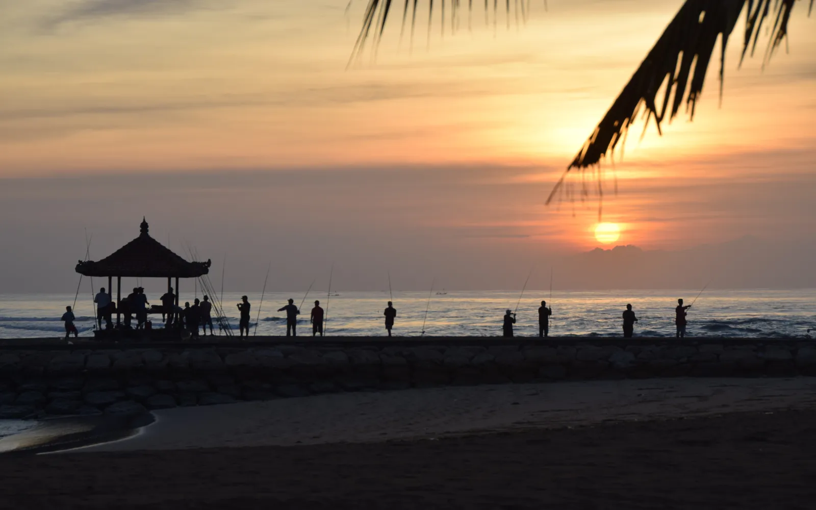หาดเกเกอร์ทรายขาวน้ำทะเลใสมีวัดเกเกอร์บนหน้าผาเป็นฉากหลัง
