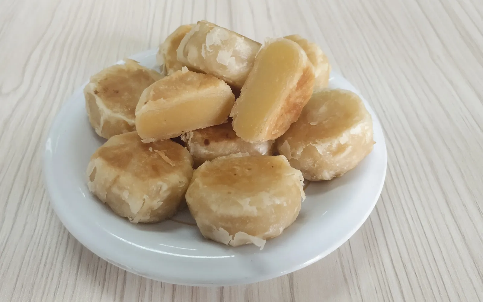 บักเปียโจกจา ขนมอบกลมแบนไส้ถั่วเขียว เรียงในกล่องกระดาษลายเฉพาะของโจกจา