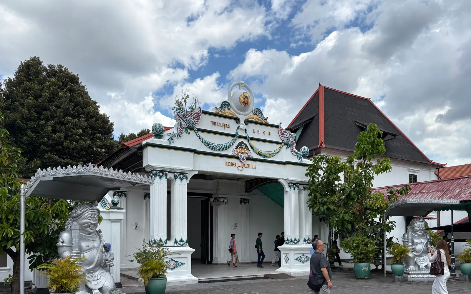 ทางเข้าพระราชวังกราตอนโยคยาการ์ตา สถาปัตยกรรมชวาดั้งเดิมสีขาว-เหลือง