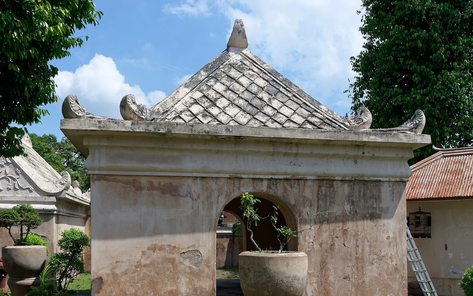สระอาบน้ำโอมบุล ปาสิรามัน แห่งพระราชอุทยานตามันซารี สถาปัตยกรรมชวา-โปรตุเกสผสมผสาน