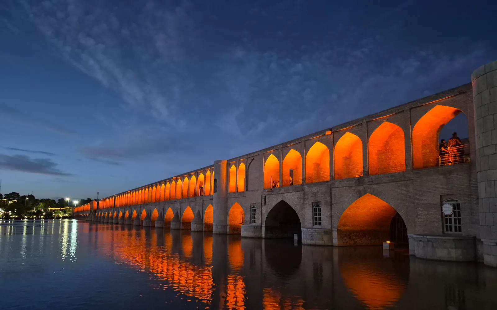 สะพานซีโอเซโพลที่มี 33 โค้งทอดข้ามแม่น้ำซายันเดห์