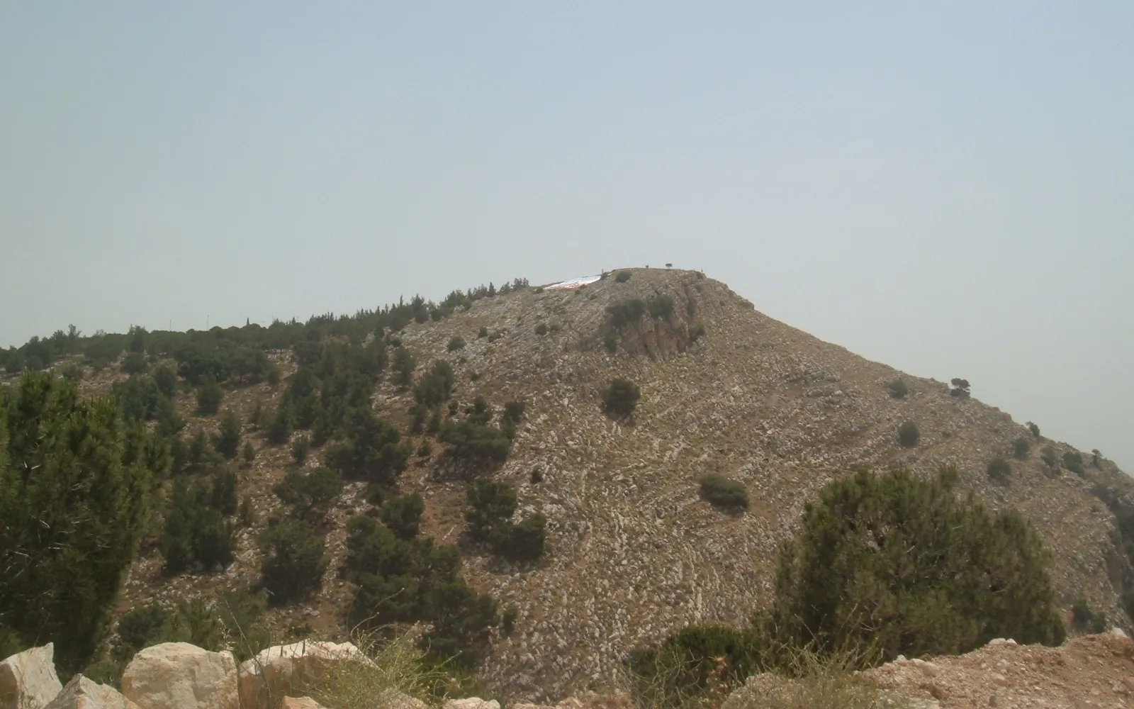 หน้าผาสูงชันของ Mount Precipice มองเห็นที่ราบยิซเรล