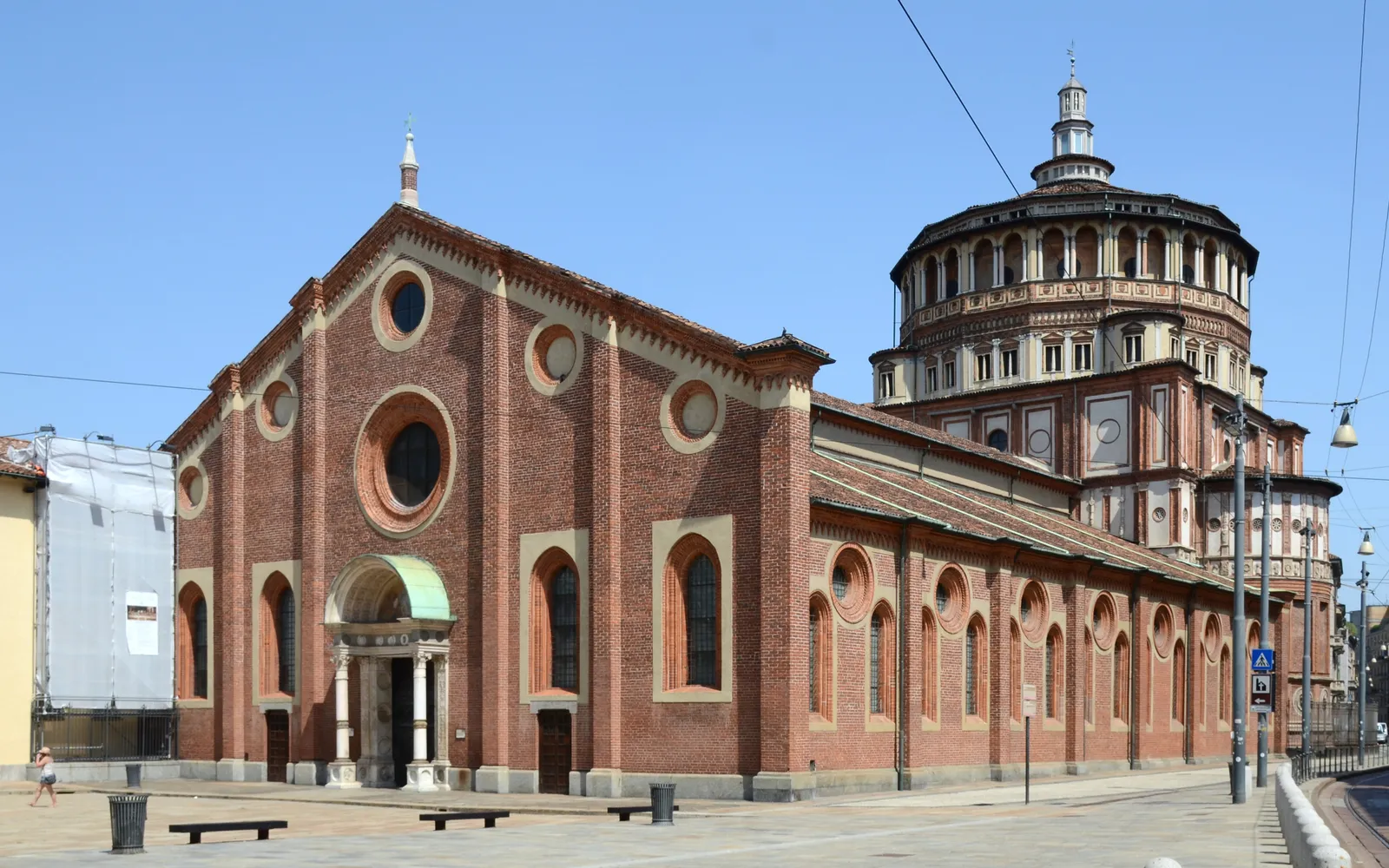 ด้านนอกโบสถ์ Santa Maria delle Grazie มิลาน อาคารสีอิฐแดงยุคเรเนซองส์ที่เก็บรักษาจิตรกรรมฝาผนัง The Last Supper ของดา วินชีไว้