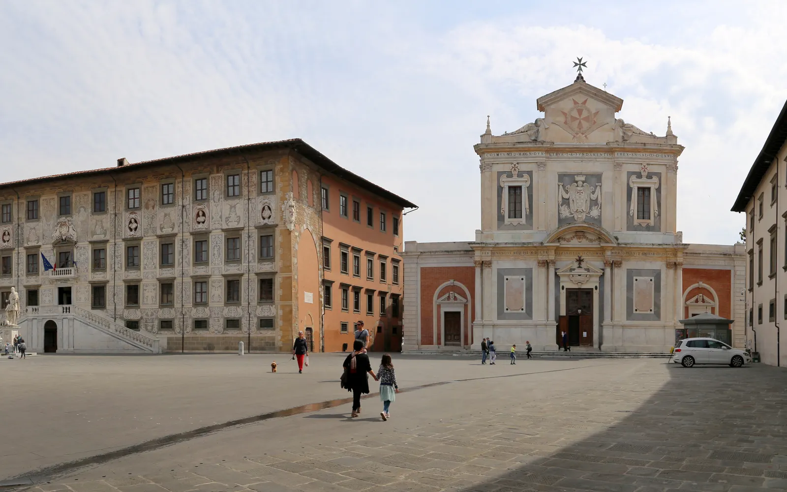 จัตุรัสอัศวินปิซา พระราชวัง Palazzo della Carovana ผนังประดับภาพขาวดำ graffito อย่างวิจิตร บันไดหินทอดออกมาสู่จัตุรัสที่เงียบสงบ