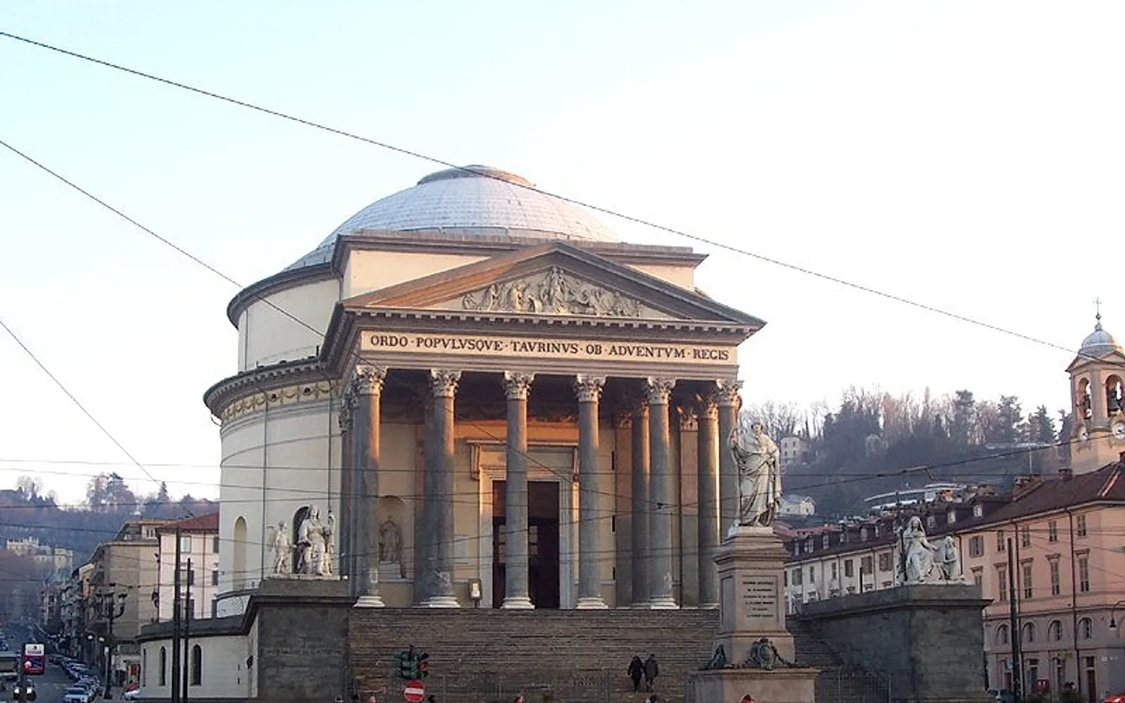 โบสถ์ Gran Madre di Dio ตูริน โดมสีเขียวทองคู่กับบันไดขาวสองข้างยามแดดบ่าย แม่น้ำโปและสะพานเก่าอยู่เบื้องหน้า