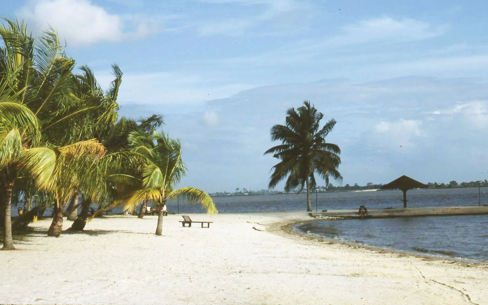 ชายหาดและบรรยากาศย่านโคโคดีที่หรูหราในอาบีจาน