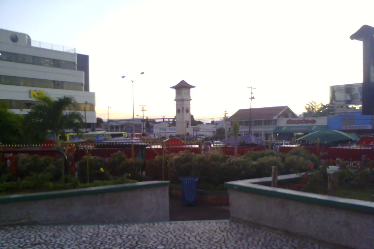 บรรยากาศย่านฮาล์ฟเวย์ทรี (Half Way Tree) ในคิงส์ตัน