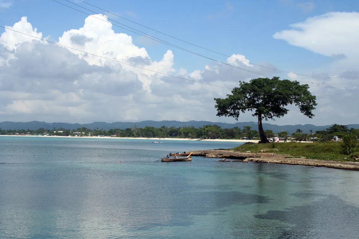 บรรยากาศย่านบลัดดีเบย์ (Bloody Bay) ในเนกริล