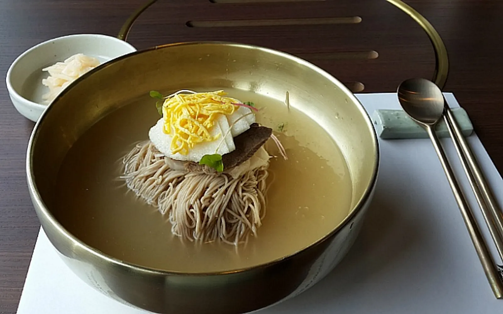 ชามเรเม็งน้ำเย็ใสแช่เย็น มีผักกาดกิมจิ เนื้อชาชูและไข่ต้มสุก