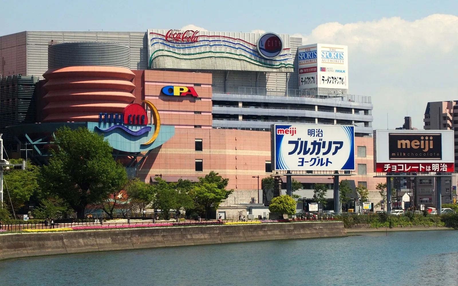คลองและโรงละครกลางแจ้งของ Canal City Hakata ที่มีสถาปัตยกรรมสีสันสดใส