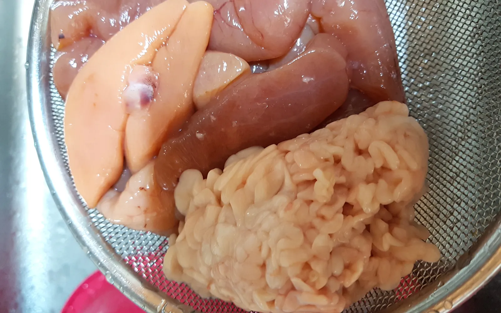เมนไทโกะไข่ปลาค็อดหมักสีชมพูสดในจาน เคียงข้าวอุ่น