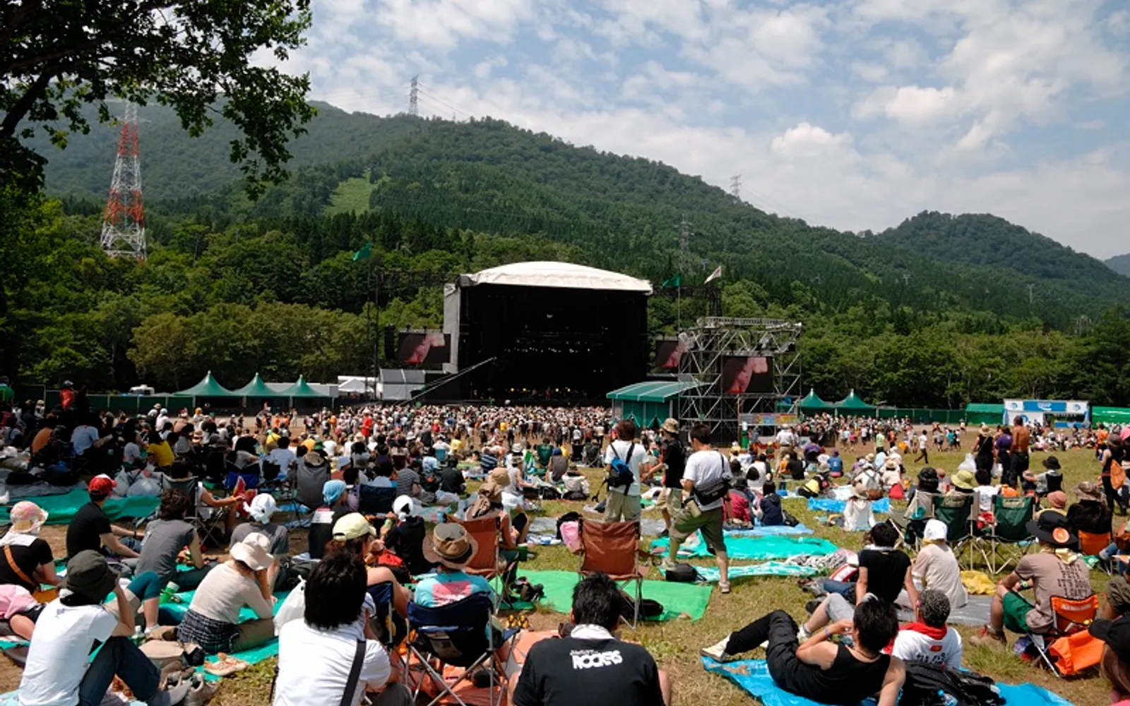 เวทีหลักกรีนสเตจของ Fuji Rock Festival ท่ามกลางธรรมชาติสีเขียวที่นาเอบะ