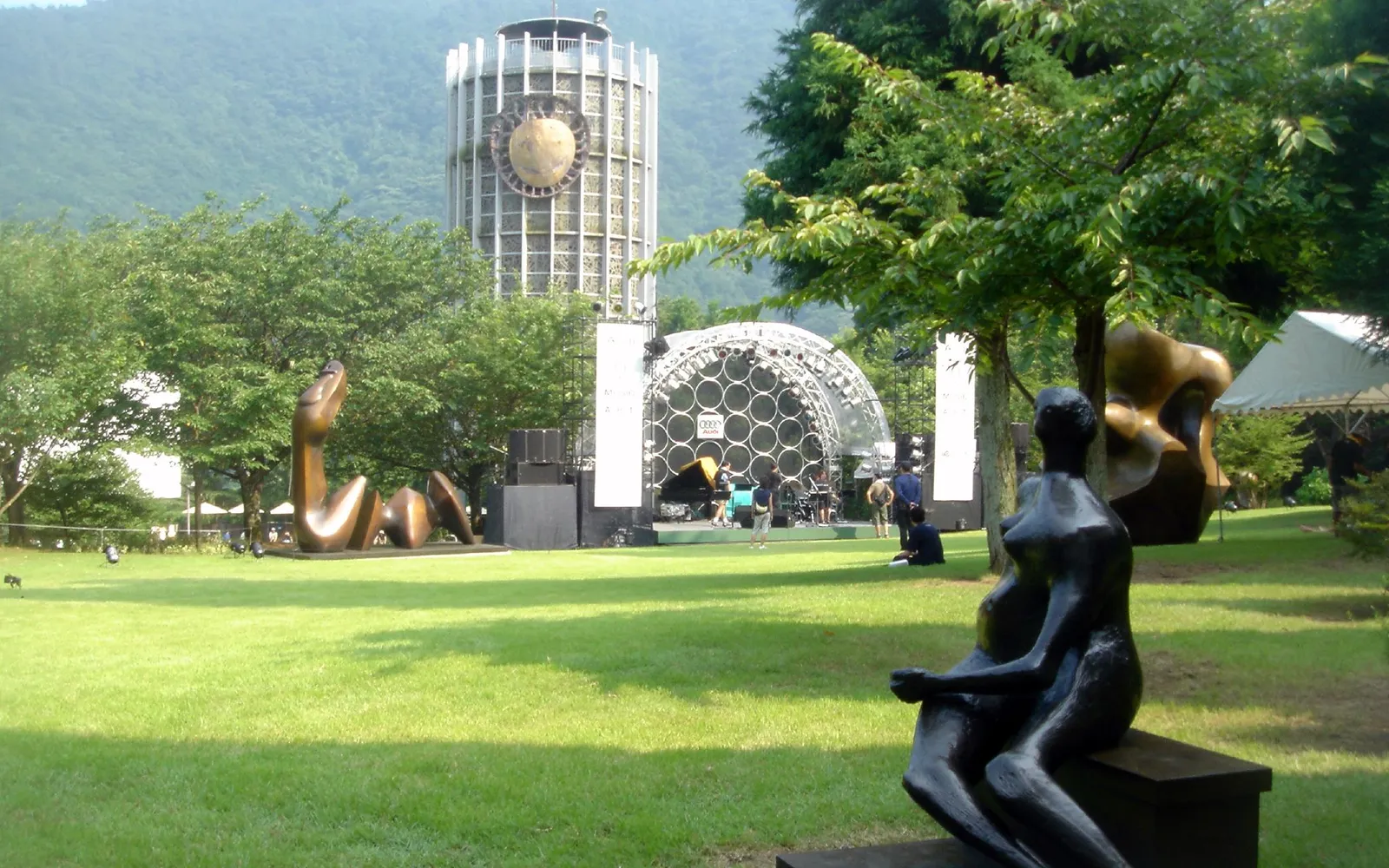 ประติมากรรมขนาดใหญ่ตั้งเด่นกลางสวนของ Hakone Open-Air Museum